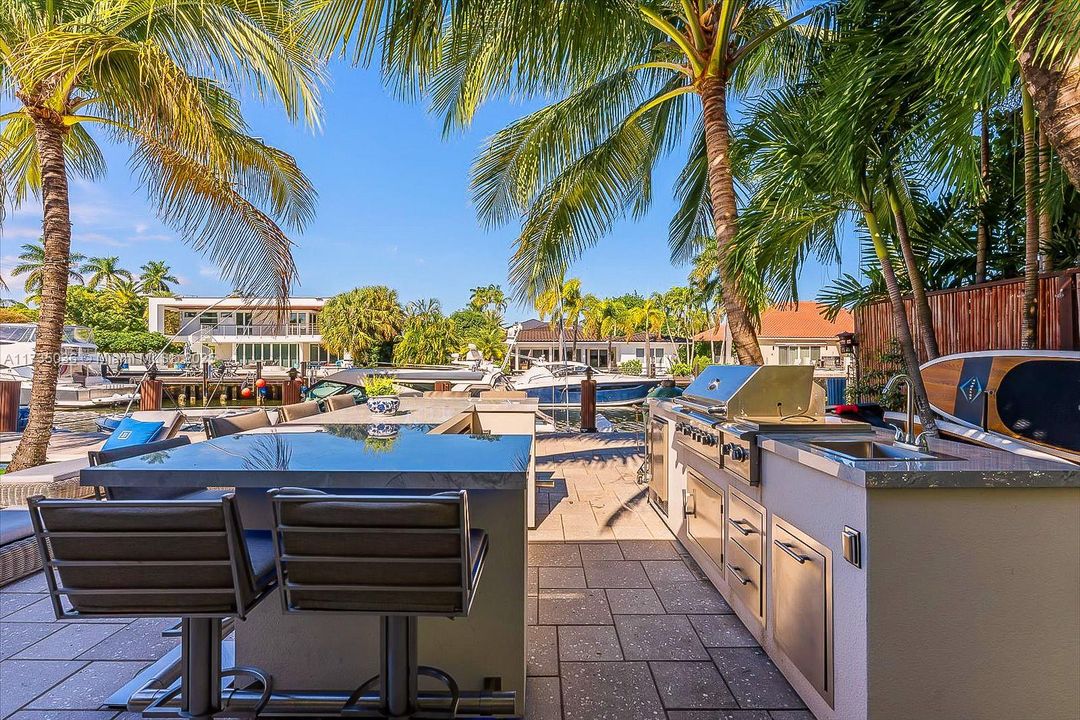 Recently Sold: $3,895,000 (3 beds, 3 baths, 2816 Square Feet)