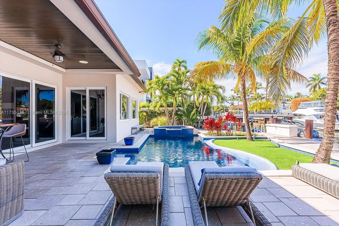 Recently Sold: $3,895,000 (3 beds, 3 baths, 2816 Square Feet)