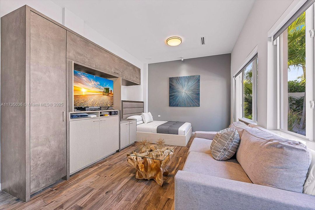 Recently Sold: $3,895,000 (3 beds, 3 baths, 2816 Square Feet)