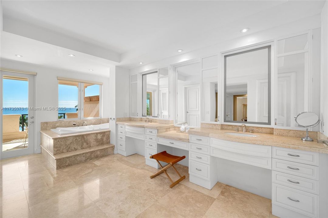 Activo con contrato: $13,900,000 (3 camas, 3 baños, 4590 Pies cuadrados)