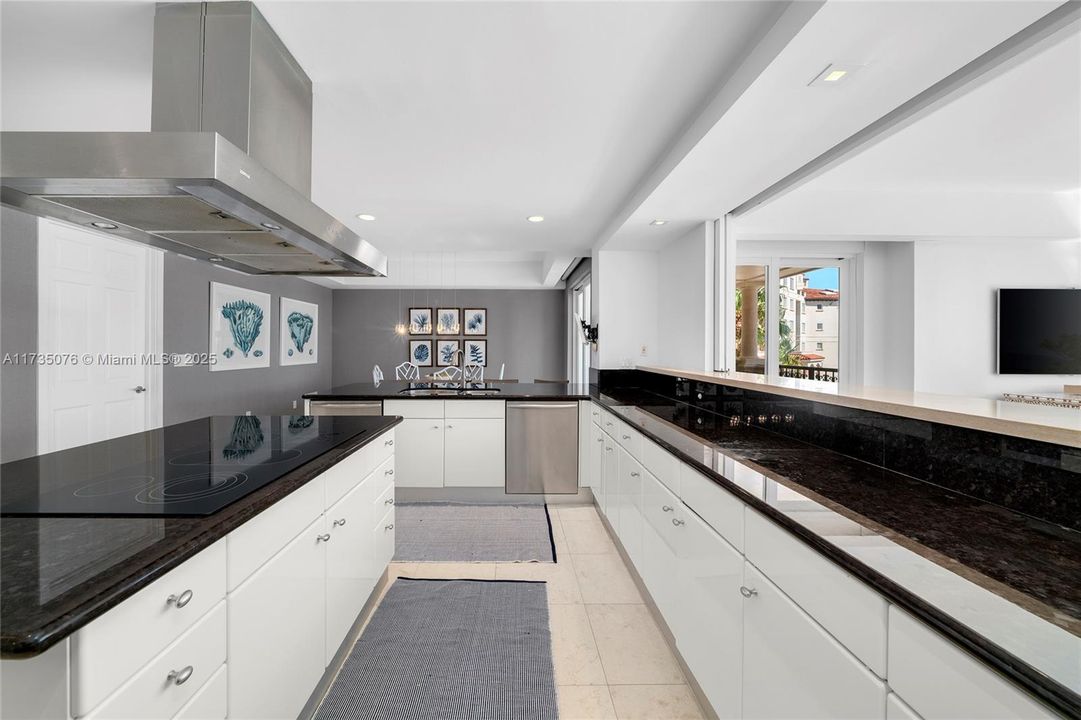 Activo con contrato: $13,900,000 (3 camas, 3 baños, 4590 Pies cuadrados)