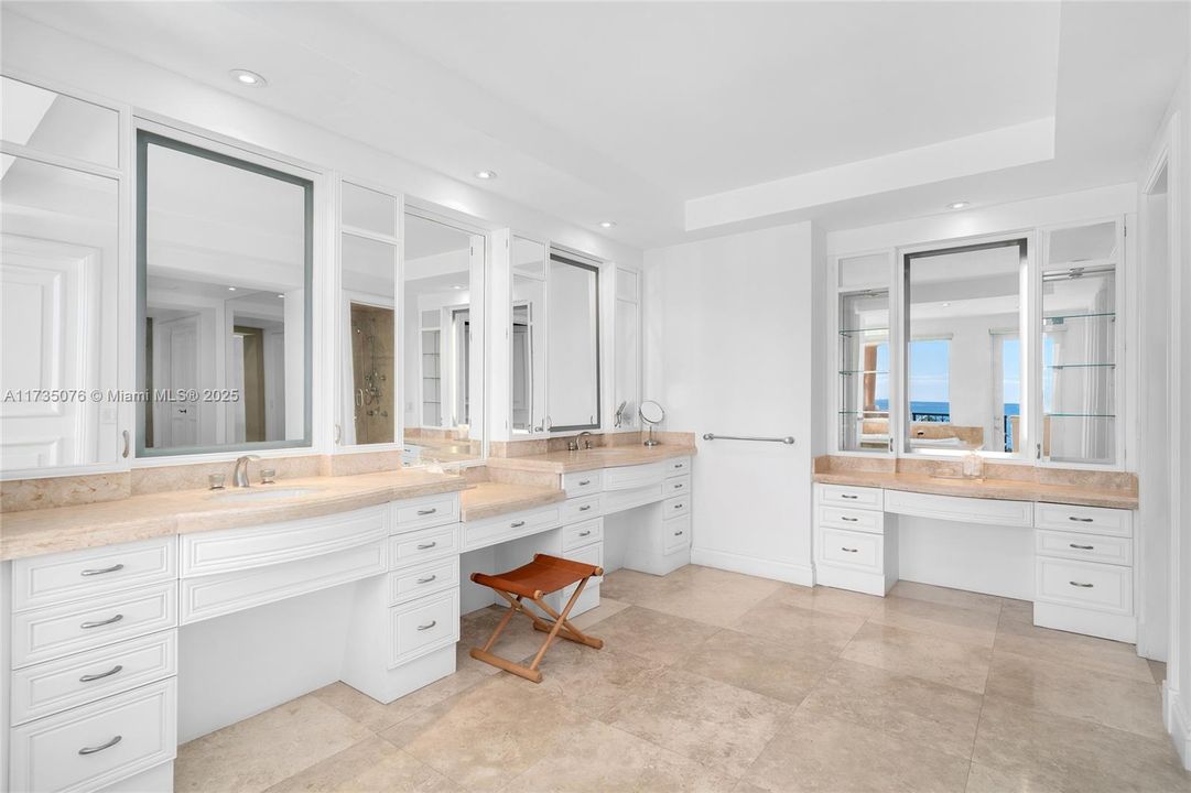 Activo con contrato: $13,900,000 (3 camas, 3 baños, 4590 Pies cuadrados)