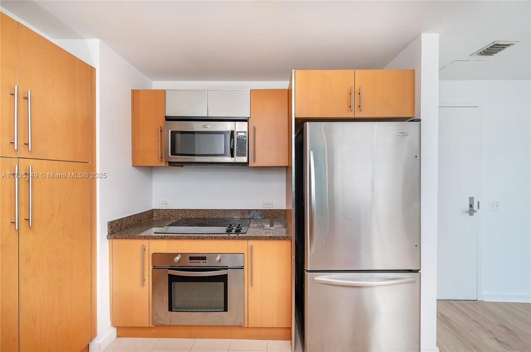 For Sale: $415,000 (1 beds, 1 baths, 733 Square Feet)