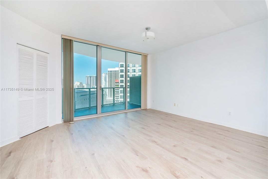 For Sale: $415,000 (1 beds, 1 baths, 733 Square Feet)