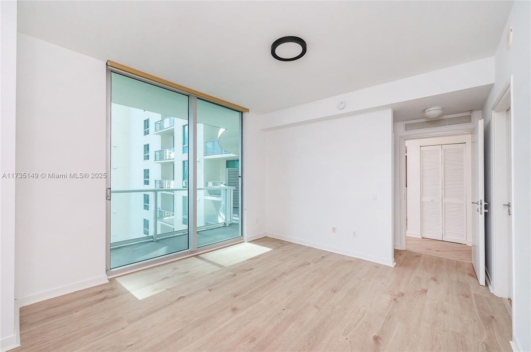 For Sale: $415,000 (1 beds, 1 baths, 733 Square Feet)