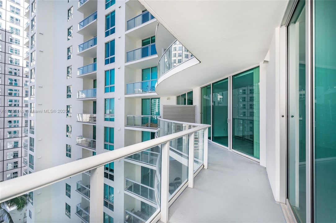 For Sale: $415,000 (1 beds, 1 baths, 733 Square Feet)