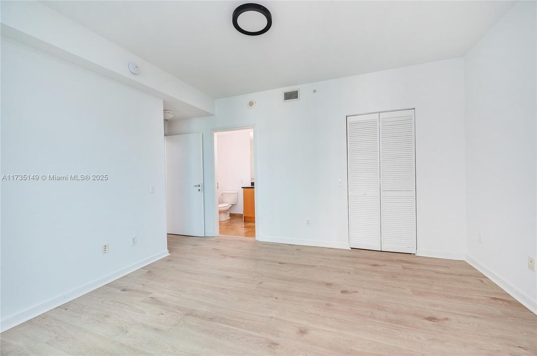 For Sale: $415,000 (1 beds, 1 baths, 733 Square Feet)