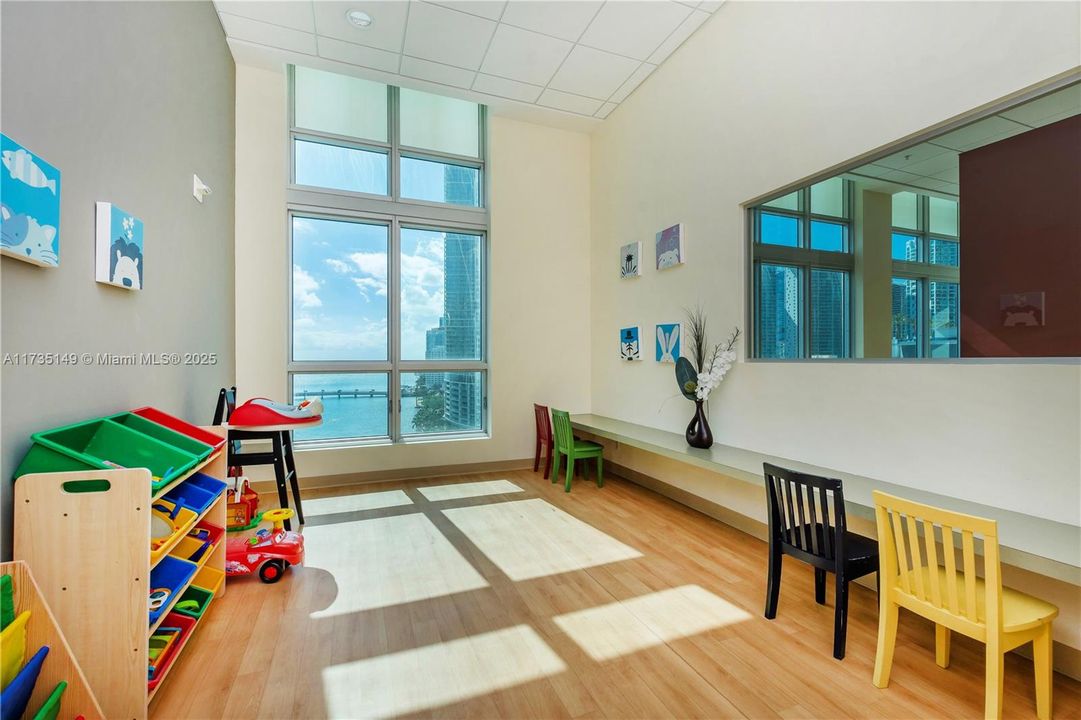 For Sale: $415,000 (1 beds, 1 baths, 733 Square Feet)