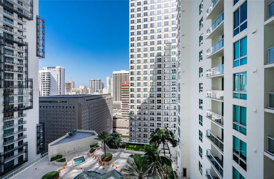 For Sale: $415,000 (1 beds, 1 baths, 733 Square Feet)