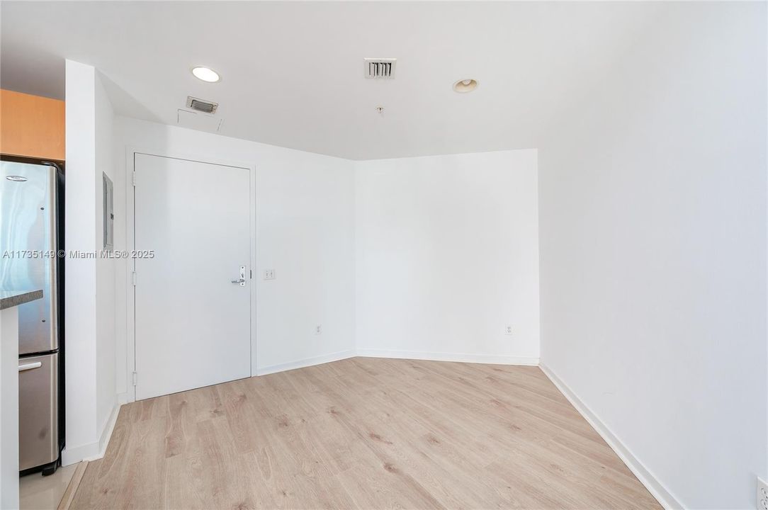 For Sale: $415,000 (1 beds, 1 baths, 733 Square Feet)