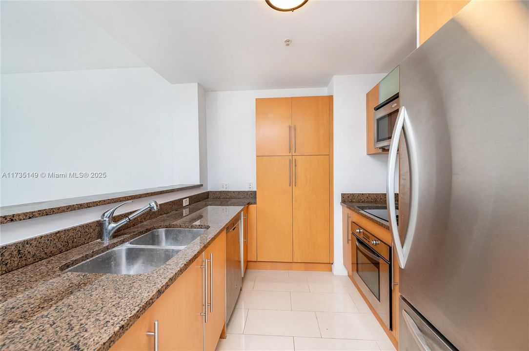 For Sale: $415,000 (1 beds, 1 baths, 733 Square Feet)