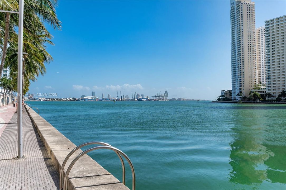 For Sale: $415,000 (1 beds, 1 baths, 733 Square Feet)