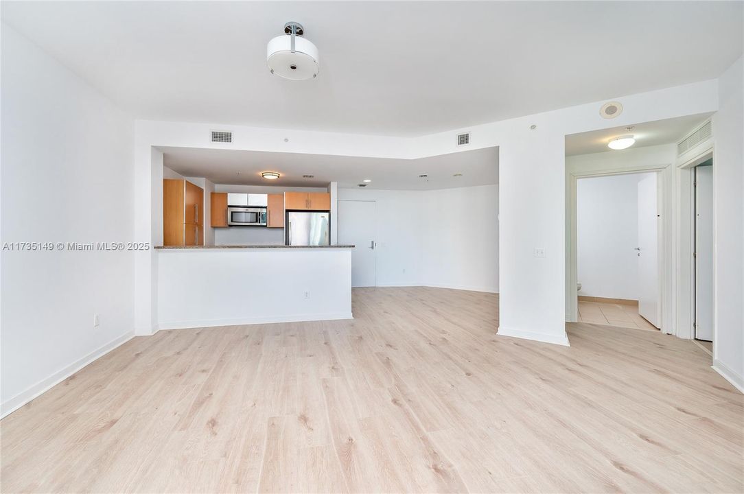 For Sale: $415,000 (1 beds, 1 baths, 733 Square Feet)