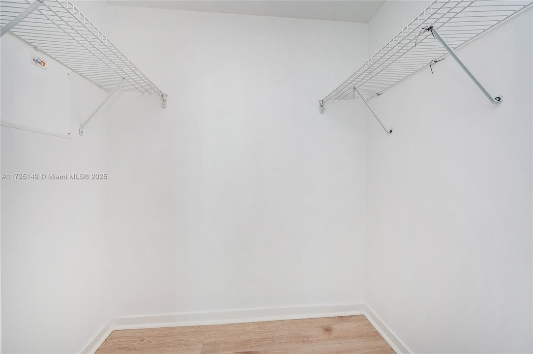 For Sale: $415,000 (1 beds, 1 baths, 733 Square Feet)