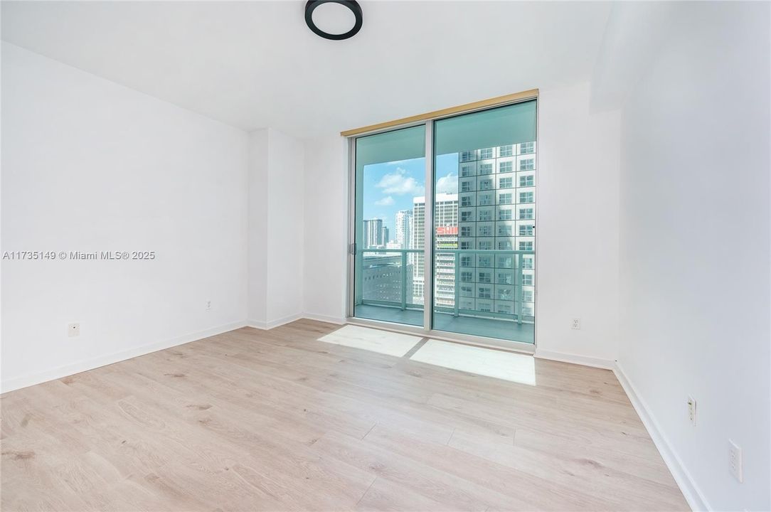 For Sale: $415,000 (1 beds, 1 baths, 733 Square Feet)