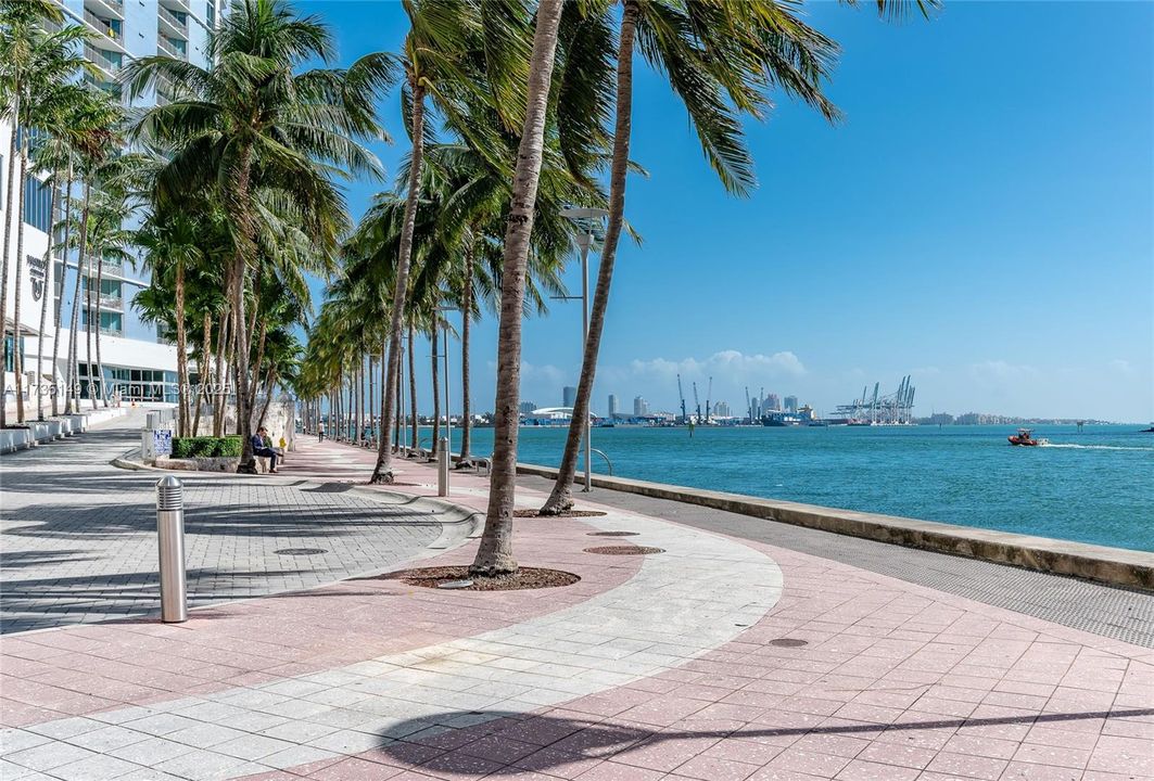 For Sale: $415,000 (1 beds, 1 baths, 733 Square Feet)