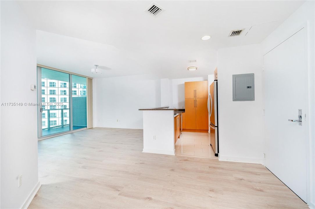 For Sale: $415,000 (1 beds, 1 baths, 733 Square Feet)
