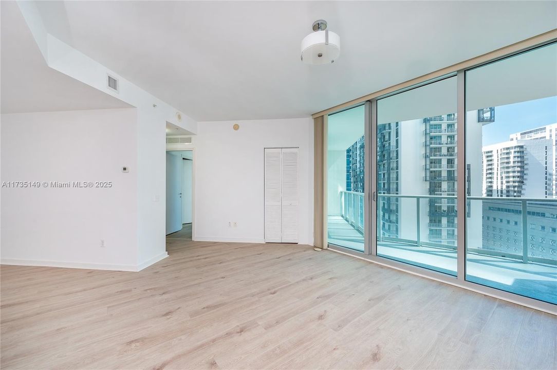 For Sale: $415,000 (1 beds, 1 baths, 733 Square Feet)