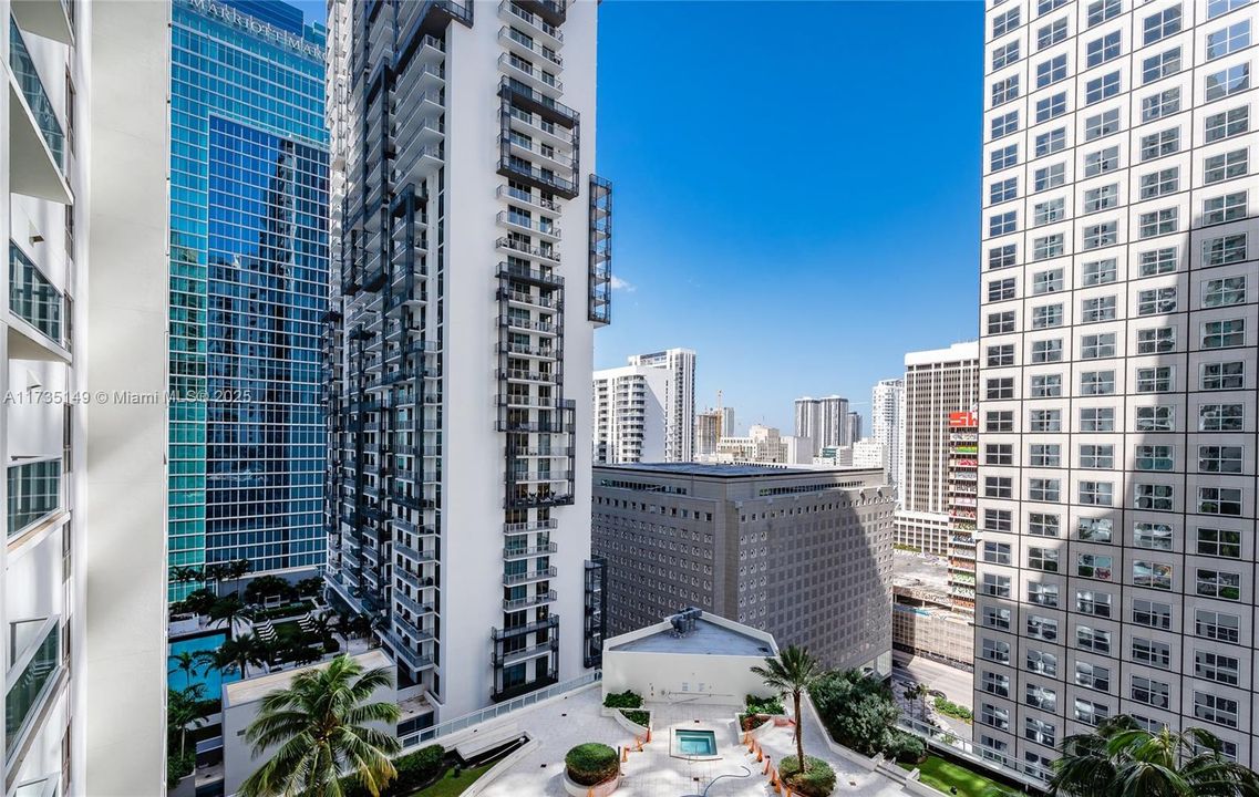 For Sale: $415,000 (1 beds, 1 baths, 733 Square Feet)