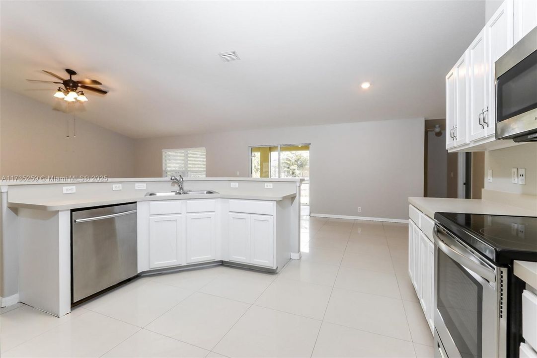 Recently Rented: $2,910 (5 beds, 3 baths, 2722 Square Feet)