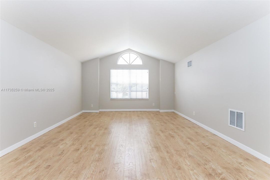 Recently Rented: $2,910 (5 beds, 3 baths, 2722 Square Feet)