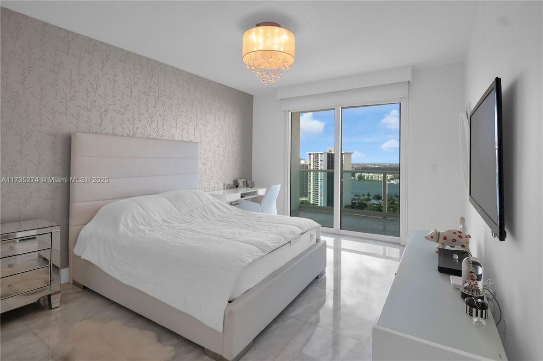 最近售出: $2,048,000 (4 贝兹, 4 浴室, 3464 平方英尺)