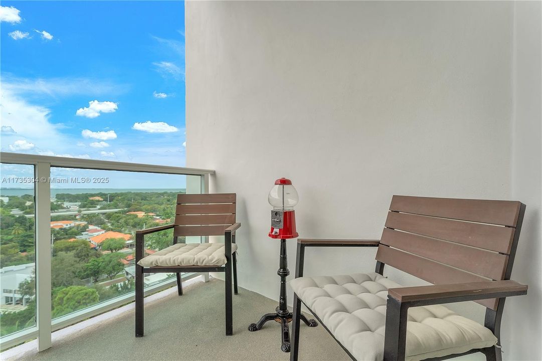 Vendido Recientemente: $670,000 (2 camas, 2 baños, 1059 Pies cuadrados)