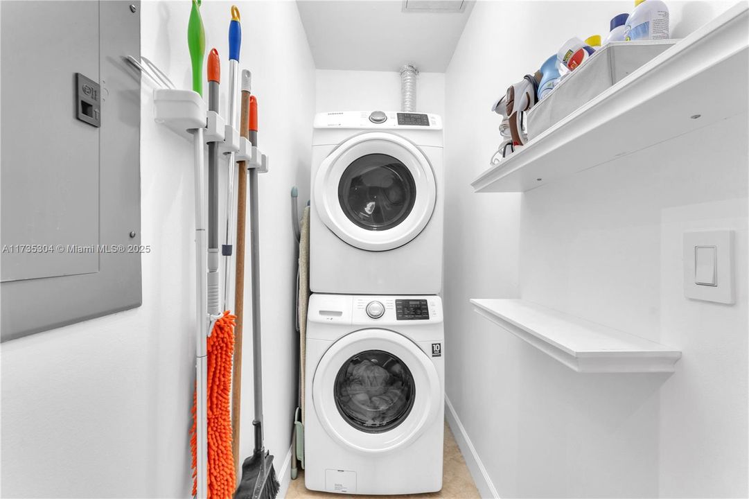 Vendido Recientemente: $670,000 (2 camas, 2 baños, 1059 Pies cuadrados)