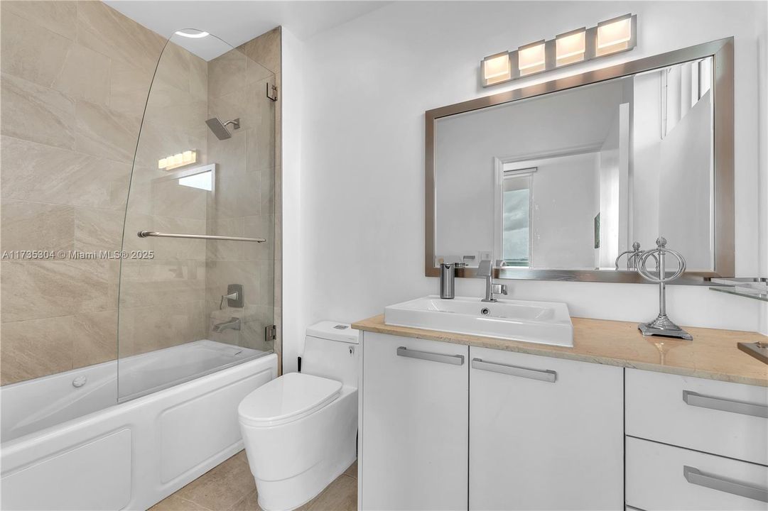 Vendido Recientemente: $670,000 (2 camas, 2 baños, 1059 Pies cuadrados)