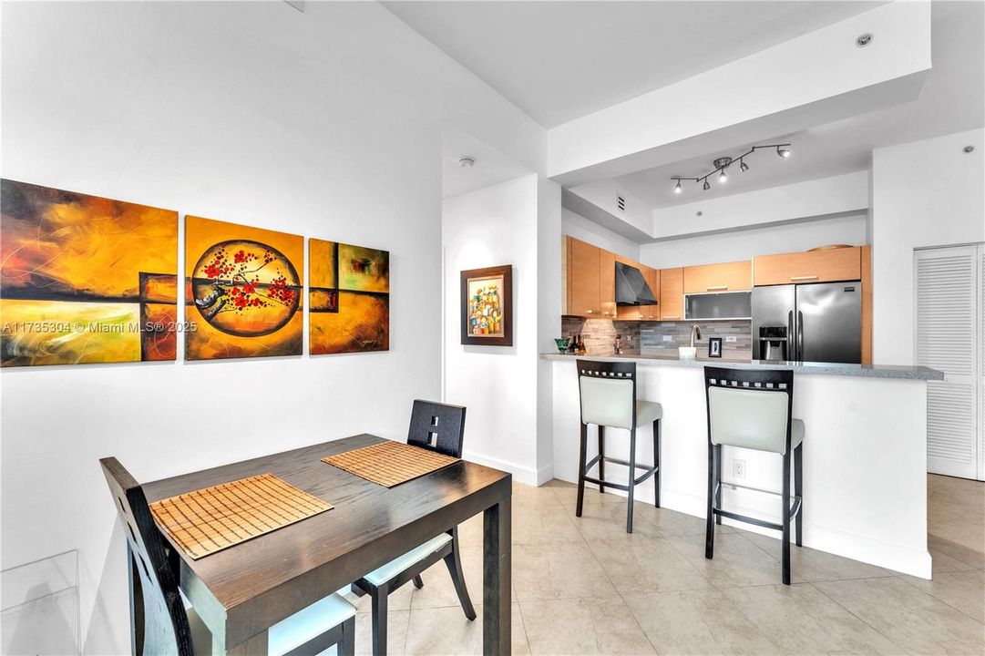 Vendido Recientemente: $670,000 (2 camas, 2 baños, 1059 Pies cuadrados)