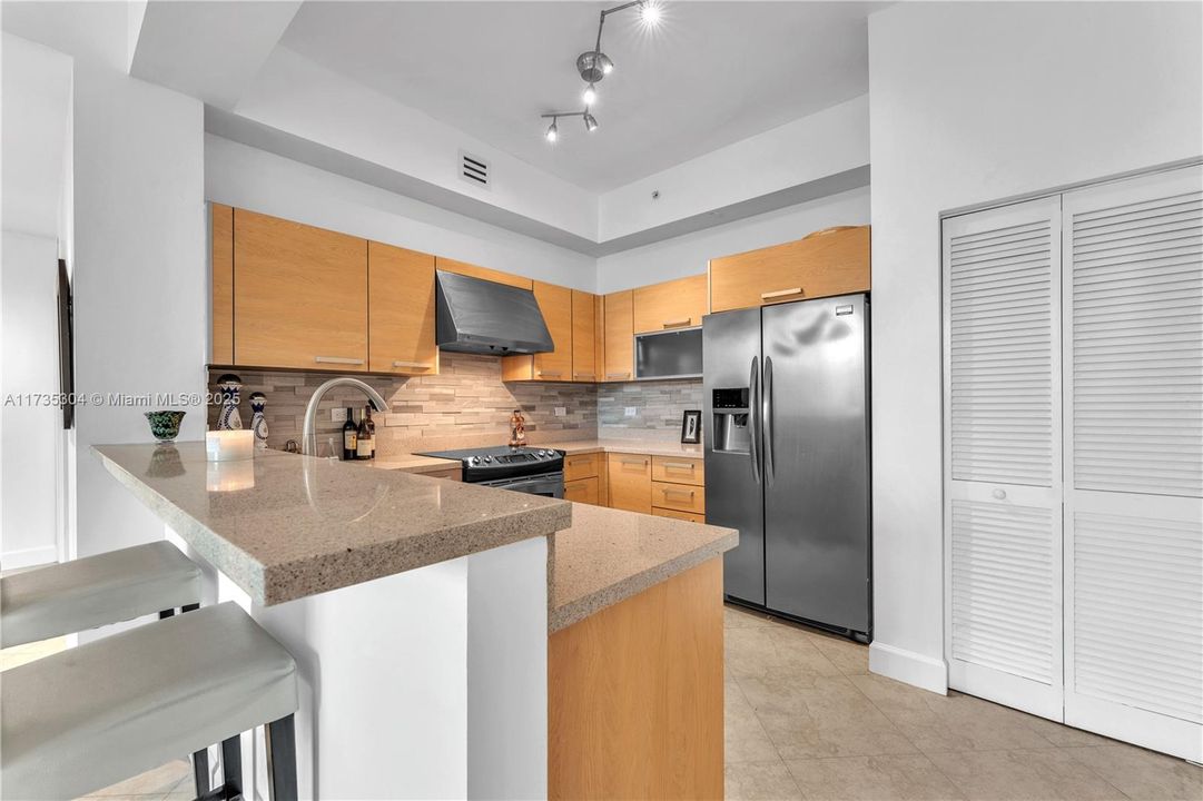 Vendido Recientemente: $670,000 (2 camas, 2 baños, 1059 Pies cuadrados)