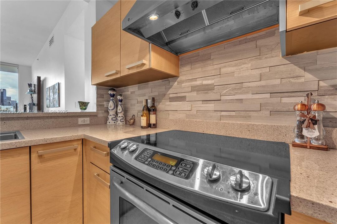 Vendido Recientemente: $670,000 (2 camas, 2 baños, 1059 Pies cuadrados)