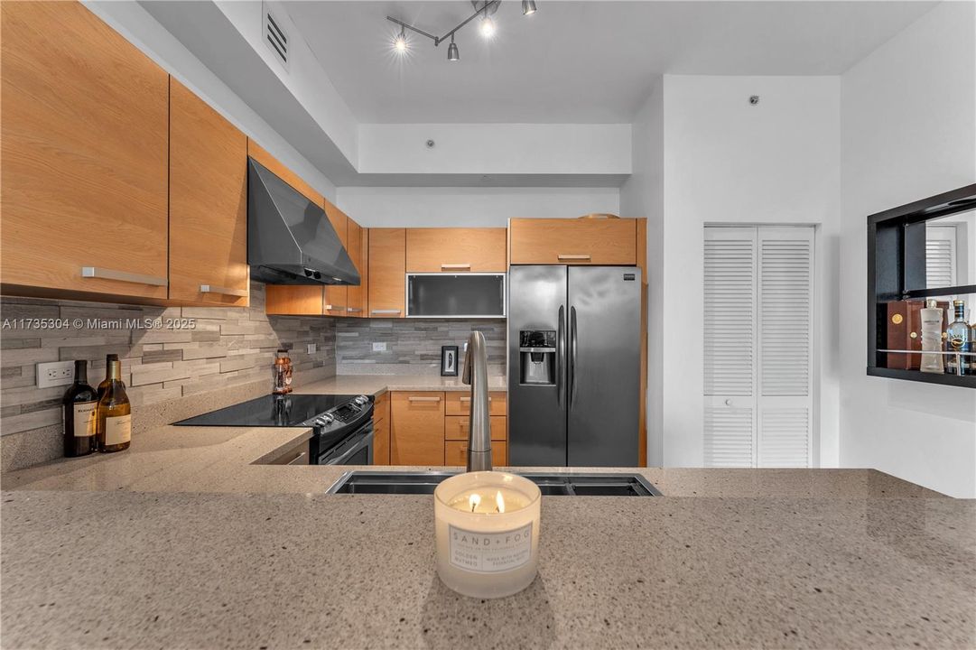 Vendido Recientemente: $670,000 (2 camas, 2 baños, 1059 Pies cuadrados)