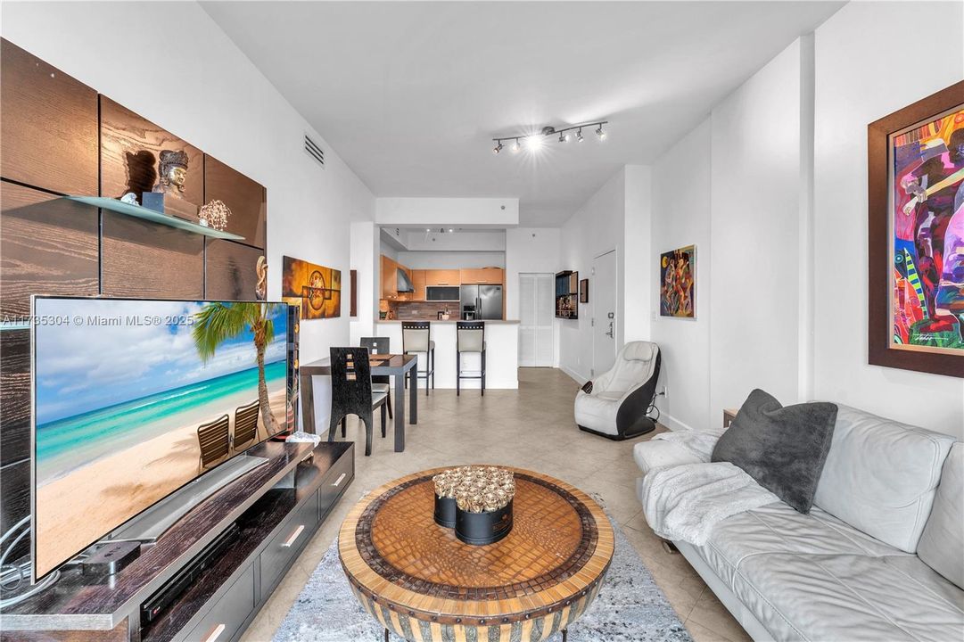 Vendido Recientemente: $670,000 (2 camas, 2 baños, 1059 Pies cuadrados)