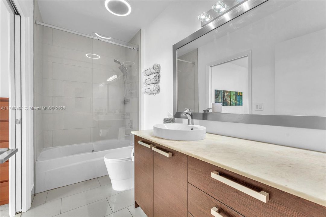 Vendido Recientemente: $670,000 (2 camas, 2 baños, 1059 Pies cuadrados)