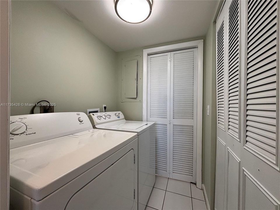 Recently Rented: $3,250 (2 beds, 2 baths, 1363 Square Feet)