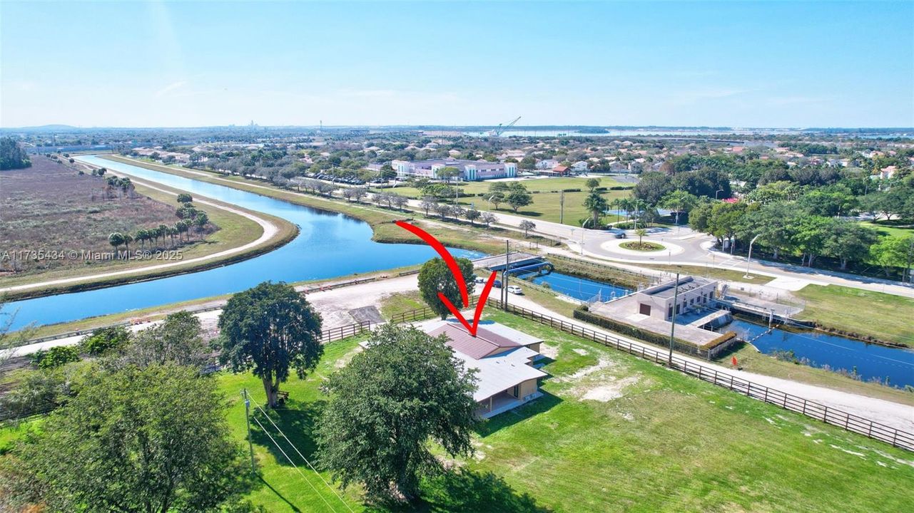 En Venta: $6,900,000 (6.89 acres)