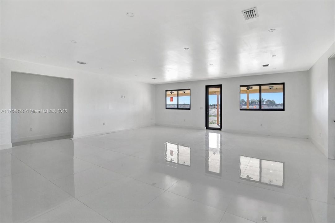 En Venta: $6,900,000 (6.89 acres)