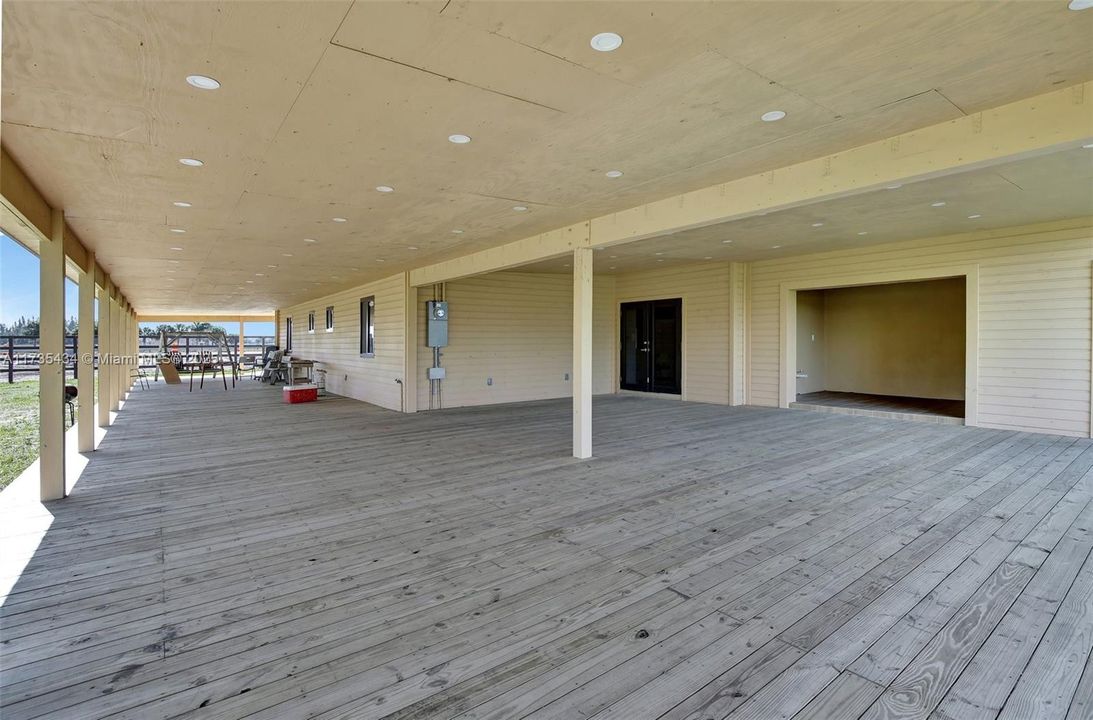 En Venta: $6,900,000 (6.89 acres)