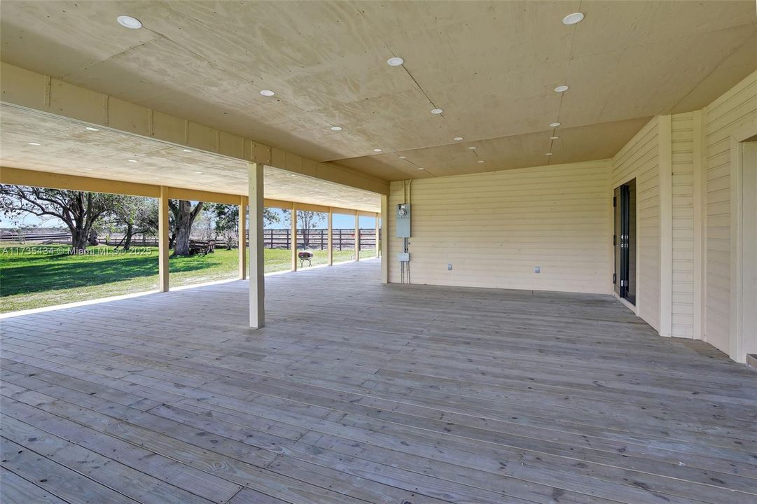 En Venta: $6,900,000 (6.89 acres)