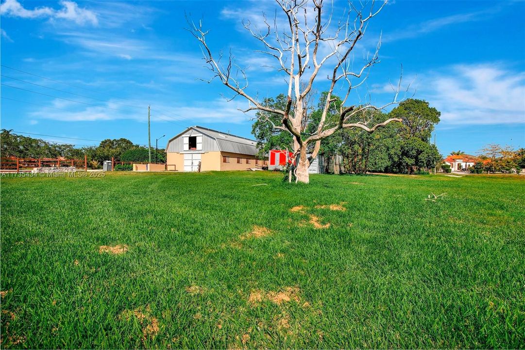 En Venta: $6,900,000 (6.89 acres)