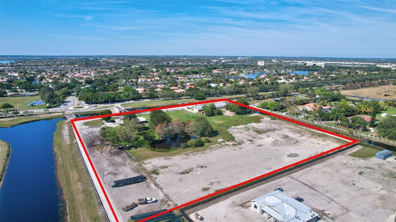 En Venta: $6,900,000 (6.89 acres)