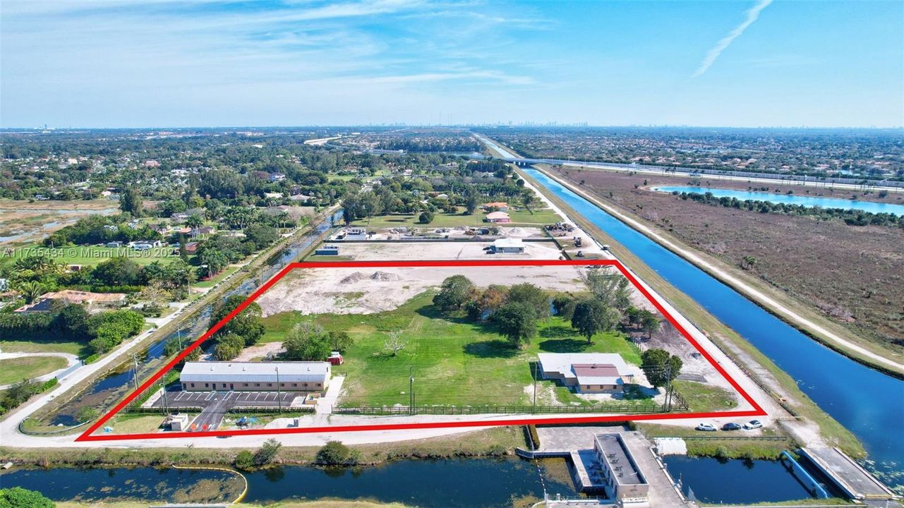 En Venta: $6,900,000 (6.89 acres)