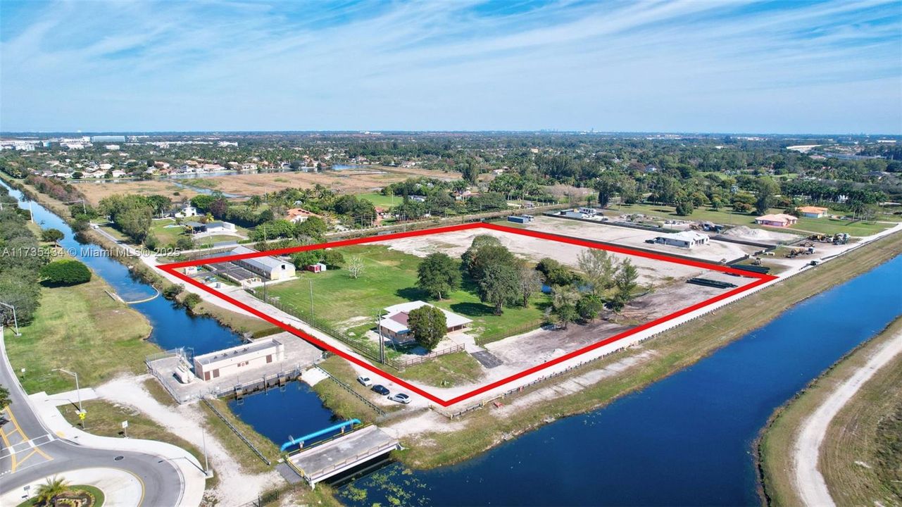 En Venta: $6,900,000 (6.89 acres)