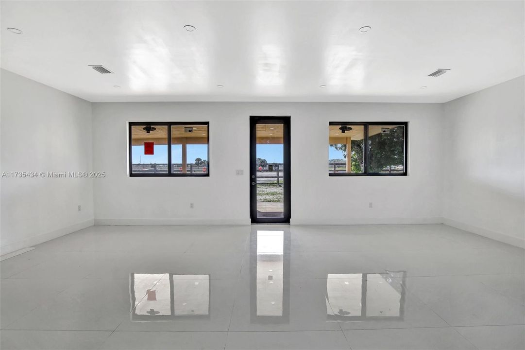 En Venta: $6,900,000 (6.89 acres)