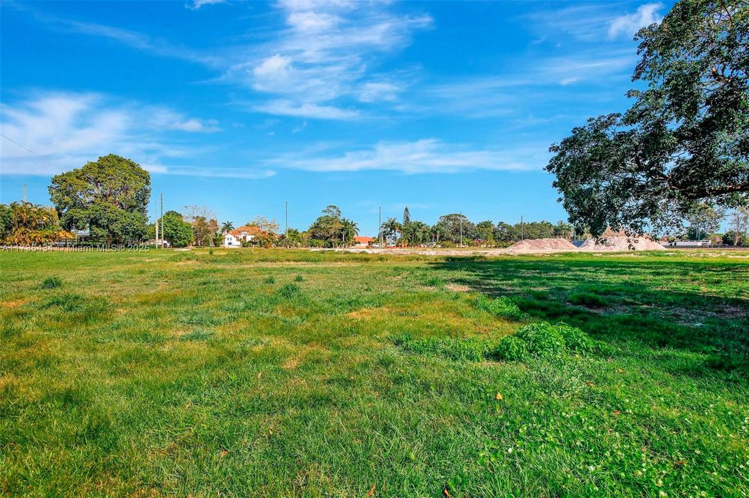 En Venta: $6,900,000 (6.89 acres)