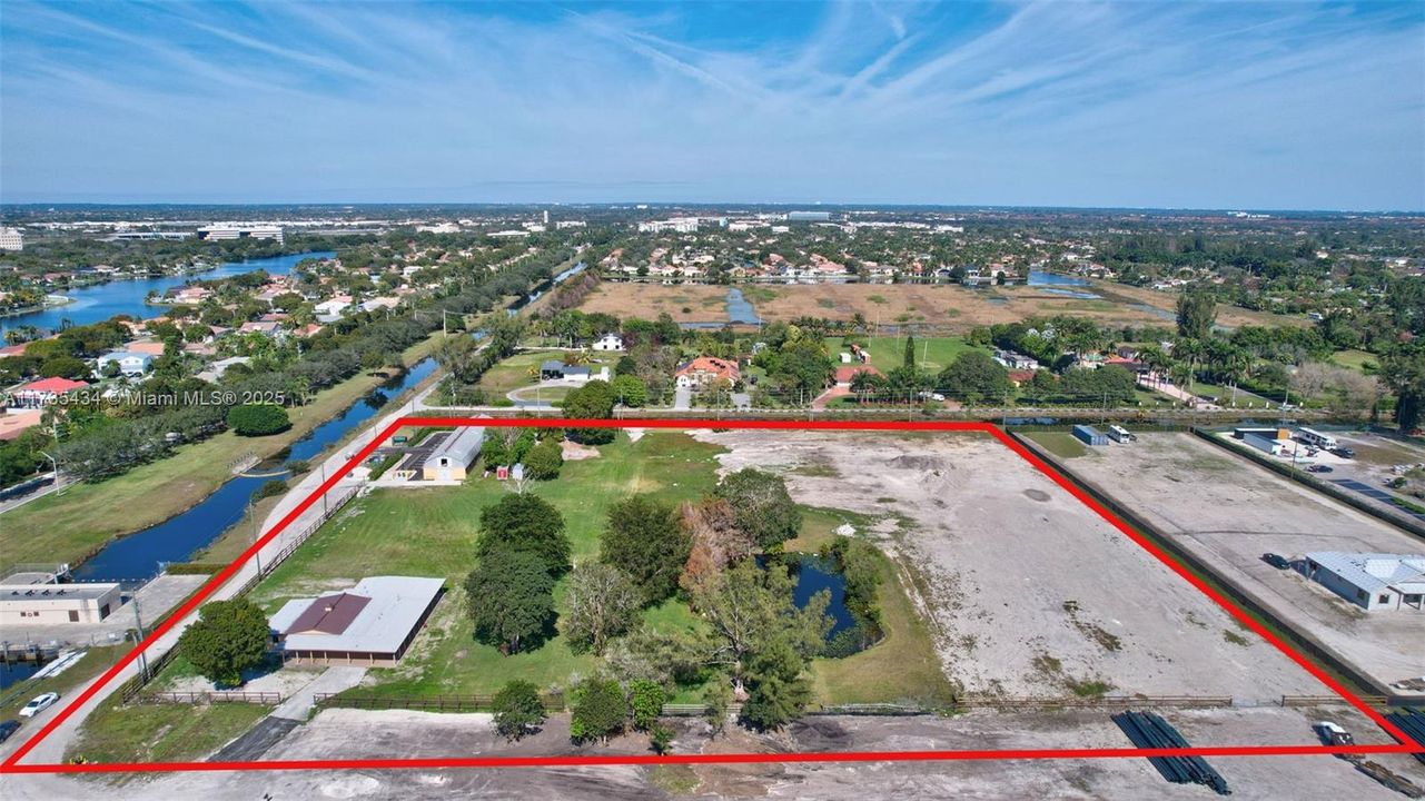 En Venta: $6,900,000 (6.89 acres)