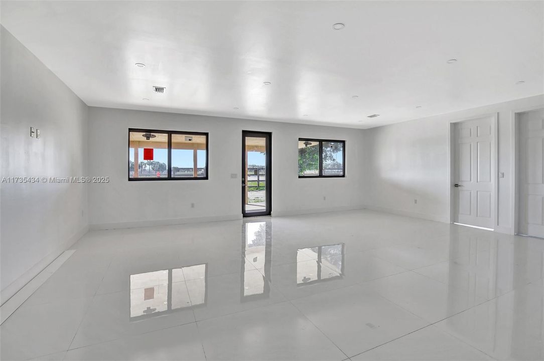 En Venta: $6,900,000 (6.89 acres)