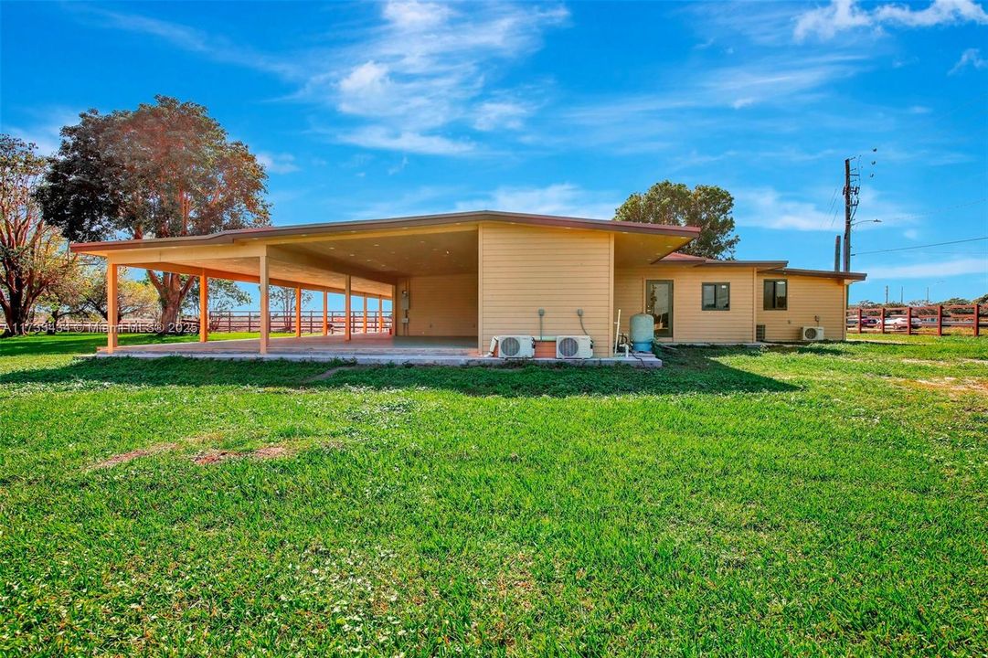 En Venta: $6,900,000 (6.89 acres)