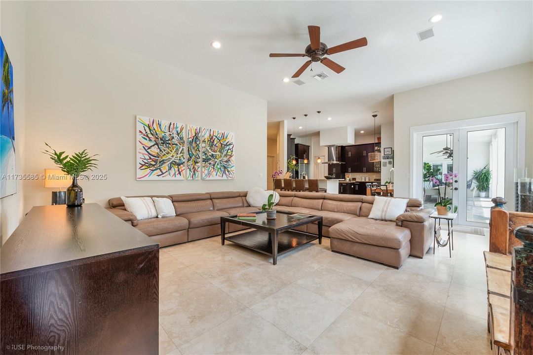 На продажу: $2,795,000 (6 спален, 5 ванн, 4500 Квадратных фут)